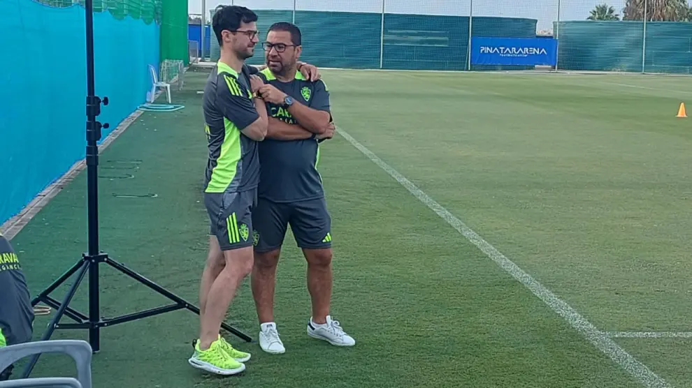 Fernando López y Juan Carlos Cordero, director general y director deportivo del Real Zaragoza, en el entrenamiento matinal del equipo en la concentración de Murcia.