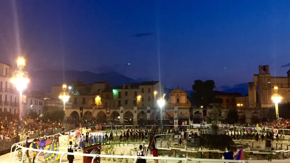 Una delegación de Las Bodas de Isabel participa en la fiesta italiana.