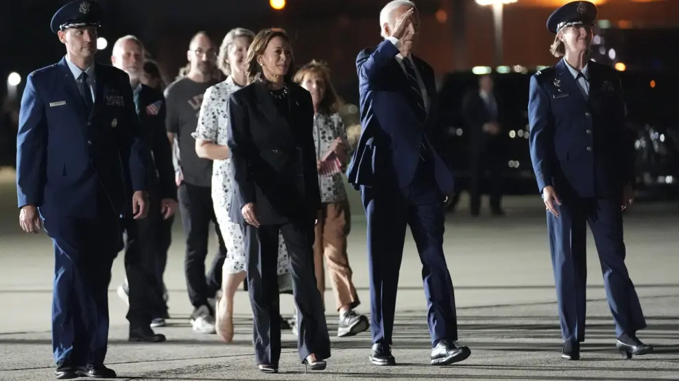 President Joe Biden, center right, and Vice President Kamala Harris, center left, walk to greet reporter Evan Gershkovich, Alsu Kurmasheva and Paul Whelan at Andrews Air Force Base, Md., following their release as part of a 24-person prisoner swap between Russia and the United States, Thursday, Aug. 1, 2024. (AP Photo/Alex Brandon)..Associated Press/LaPresse [[[AP/LAPRESSE]]]