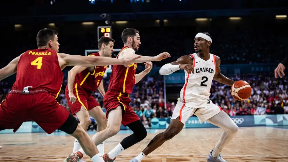 La selección española de baloncesto defiende una jugada ante Canadá en su último partido en los Juegos Olímpicos.