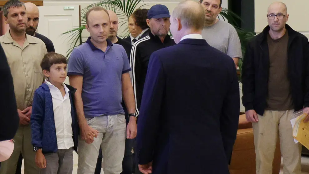 Los ocho civiles liberados, entre ellos el español Pablo González, son recibidos por Vladimir Putin