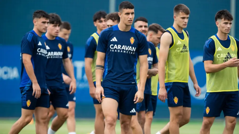 Marcos Luna, en el dentro de la imagen, en uno de los entrenamientos del Real Zaragoza esta semana en la concentración de San Pedro del Pinatar (Murcia).