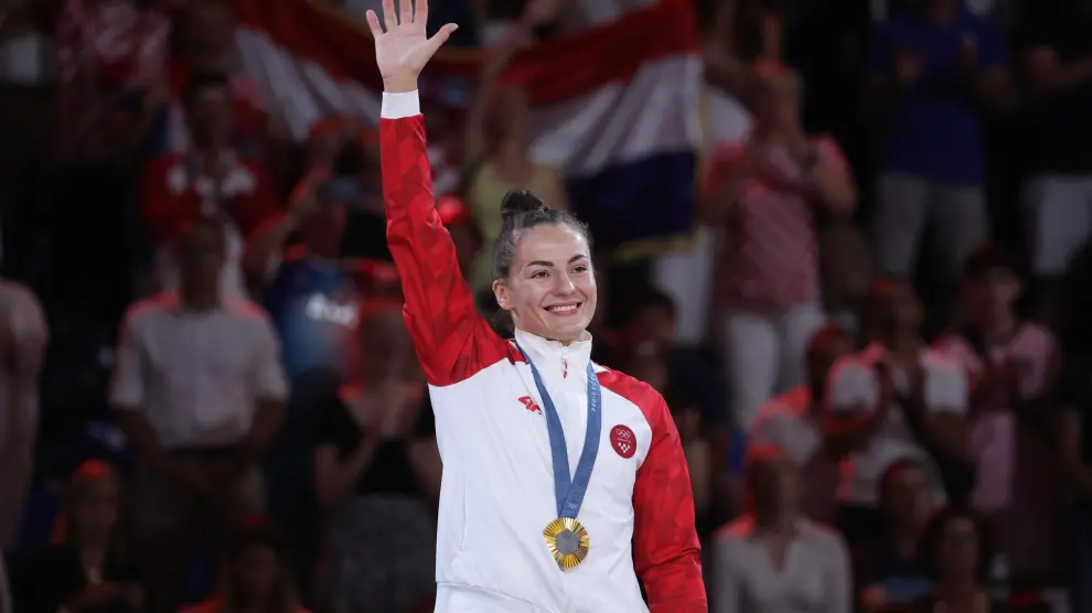 Paris (France), 31/07/2024.- Gold medalist Barbara Matic of Croatia poses on the podium for the Women -70kg bouts of the Judo competitions in the Paris 2024 Olympic Games, at the Champs-de-Mars Arena in Paris, France, 31 July 2024. (Croacia, Francia) EFE/EPA/TERESA SUAREZ