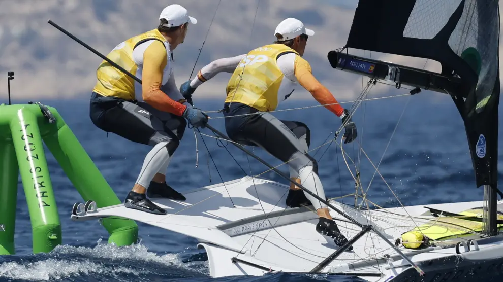 Marseille (France), 02/08/2024.- Diego Botin le Chever (L) and Florian Trittel Paul of Spain compete in the Men's 49erFX class medal race of the Sailing events in the Paris 2024 Olympic Games, at the Marseille Marina in Marseille, France, 02 August 2024. (Francia, España, Marsella) EFE/EPA/SEBASTIEN NOGIER