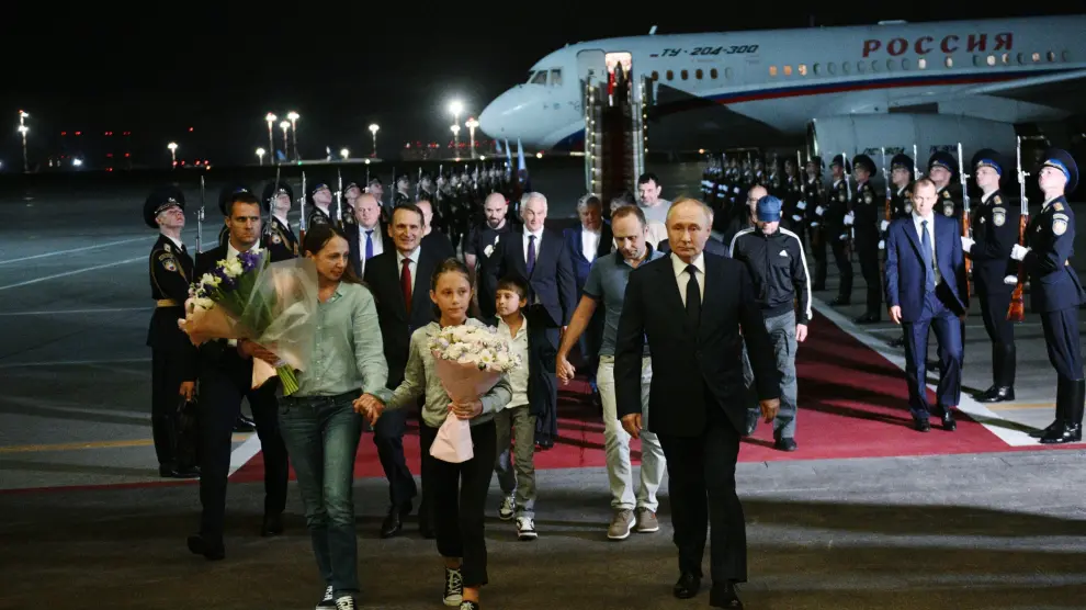 Putin recibe a los presos liberados, entre ellos al periodista español Pablo González, a pie de pista este jueves por la noche en Moscú.