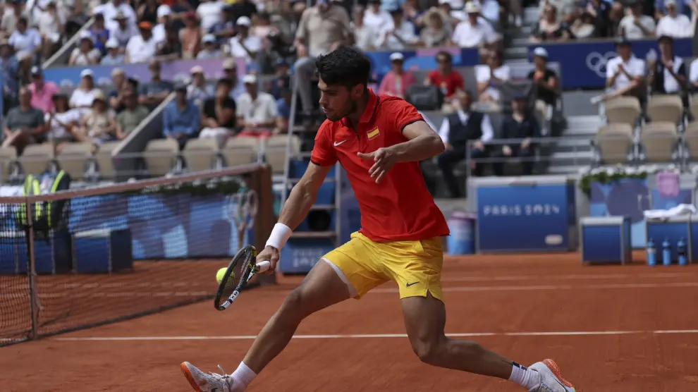 PARÍS, 02/08/2024.- El tenista español Carlos Alcaraz devuelve la bola al canadiense Felix Auger-Aliassime durante su partido de semifinales de los juegos olímpicos de París 2024, este viernes en el complejo Roland Garros de París. EFE/ Juanjo Martín
