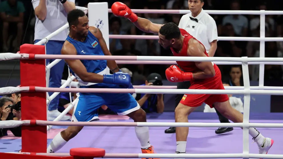 Enmanuel Reyes Plá (rojo) combate contra Loren Alfonso en las semifinales de 92kg masculino de los Juegos Olímpicos de París. FRANCIA PARÍS 2024 BOXEO