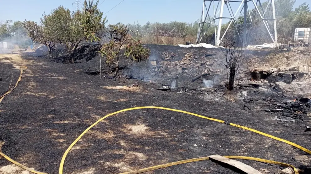 Zona arrasada por el fuego muy cerca de la torre de la línea de alta tensión.