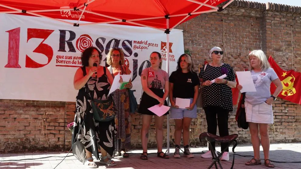 Homenaje a las Trece Rosas en el 85 aniversario de su muerte, este lunes en el cementerio del Este en Madrid.