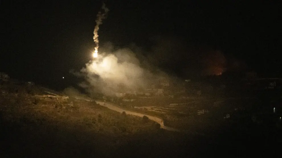 Bengala del ejército israelí sobre la frontera entre Israel y el Líbano, en la región de Galilea. Es una vista desde los Altos del Golán.