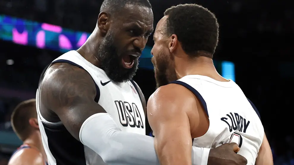 <strong>LeBron James y Stephen Curry llevaro al Dream Team al podio en los Juegos Olímpicos 2024. Foto: YOAN VALAT </strong>   