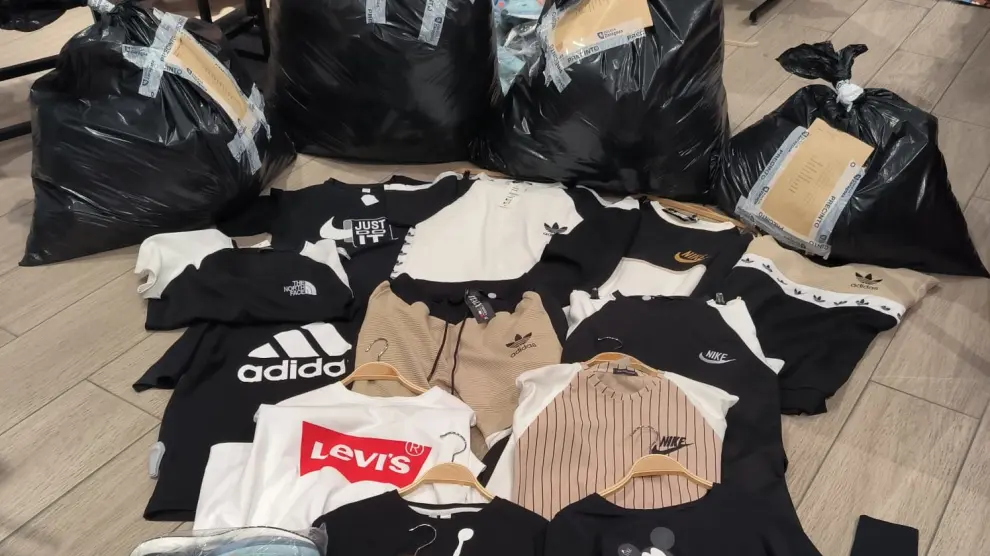 La Policia Local de Zaragoza vuelve a intervenir prendas falsas en una tienda