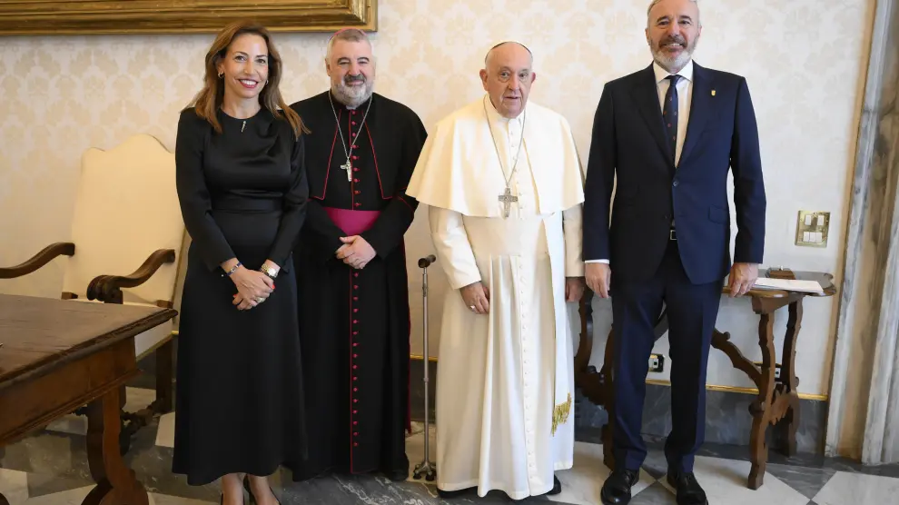 Foto Vatican Media/LaPresse 19-08-2024 Citta\' del Vaticano, Vaticano Papa Francesco riceve Mons. Carlos Manuel Escribano Subias, Arcivescovo di Zaragoza,il Signor Jorge Azcon Navarro e la Signora Natalia Chueca Munoz. Cronaca Nella foto : Papa Francesco con la Delegazione DISTRIBUTION FREE OF CHARGE - NOT FOR SALE