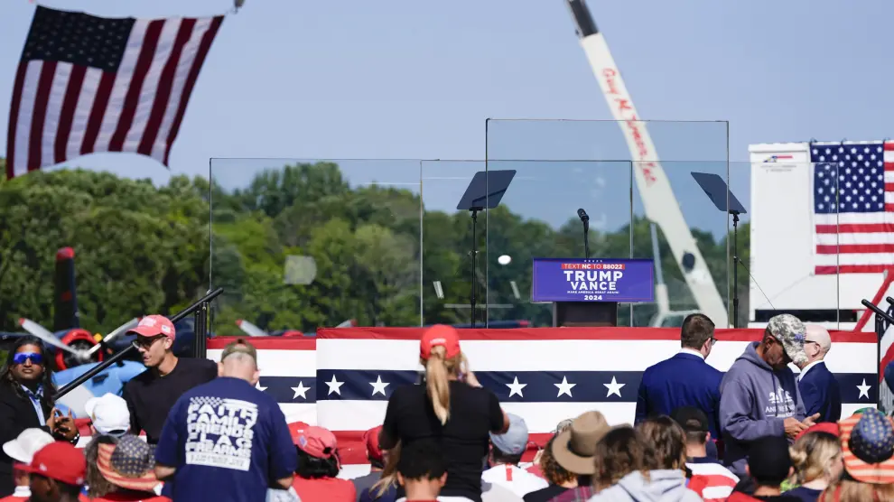 Trump celebra protegido por vidrio antibalas su primer mitin al aire libre tras el ataque