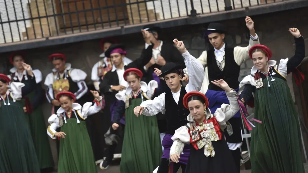 Los vecinos de Ansó se visten de gala para celebrar el Día del Traje Ansotano