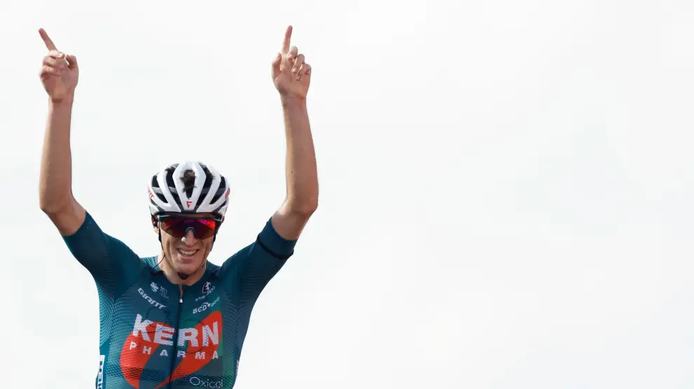 l ciclista Pablo Castrillo del equipo Kern Pharma celebra su victoria en la 12ª etapa de la Vuelta a España, que ha partido este jueves desde Ourense Termal y ha finalizado en la subida a la estación de montaña de Manzaneda.
