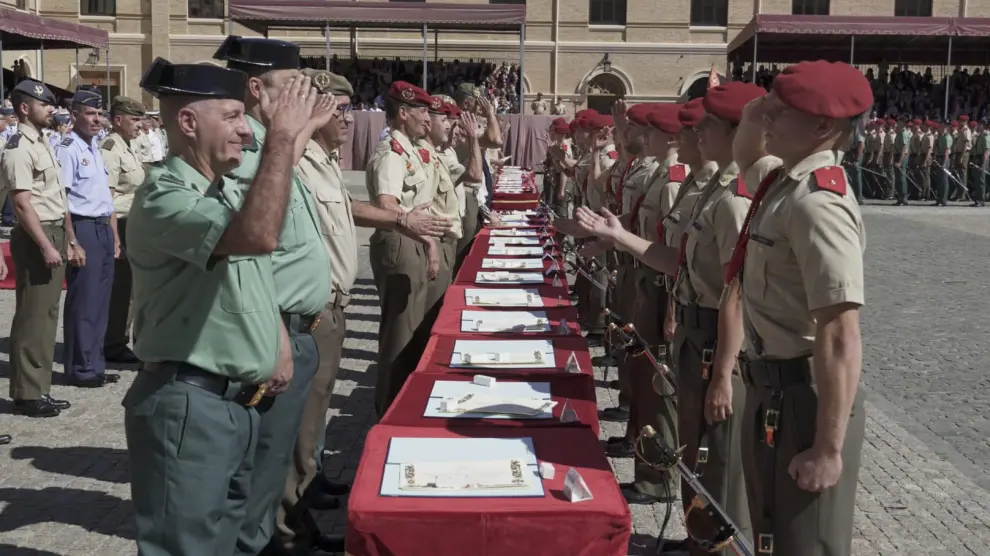 Entrega de despachos de Alférez en la Academia General Militar de Zaragoza.