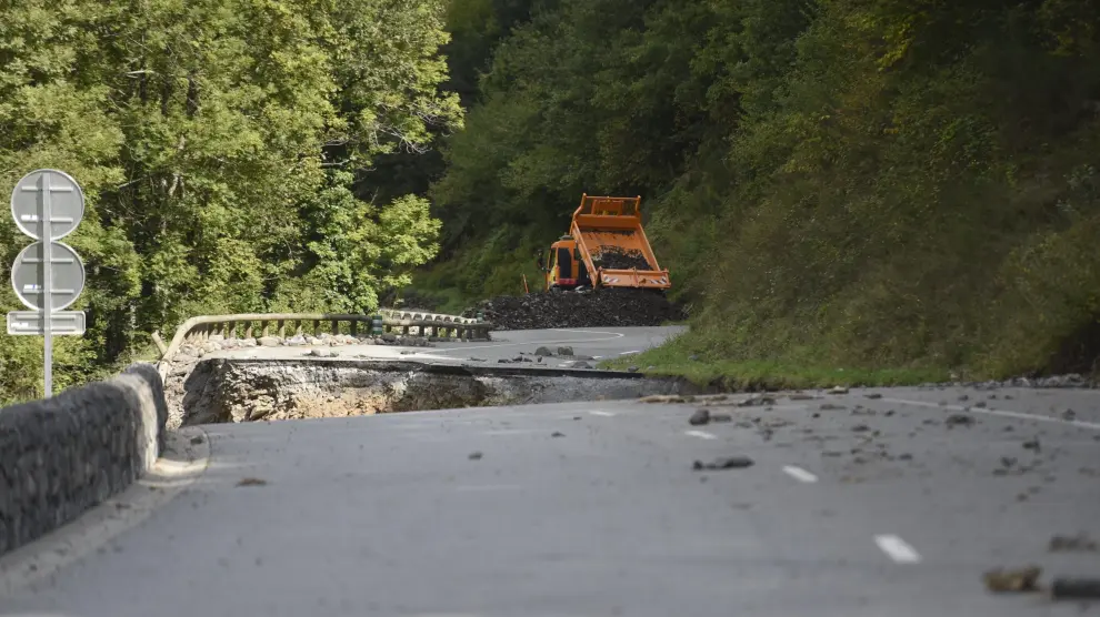 Hundimiento de 50 metros de calzada en la RN134 que ha provocado el cierre del Somport.