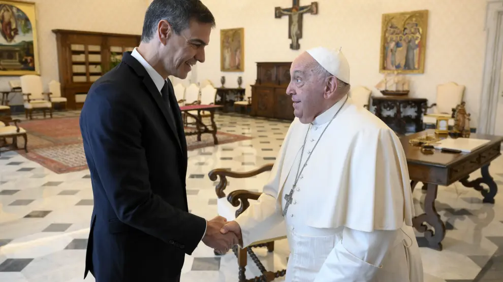 El presidente del Gobierno, Pedro Sánchez (i), es recibido en audiencia por el Papa Francisco (d), en la Biblioteca Apostólica del Vaticano, a 11 de octubre de 2024, en Ciudad del Vaticano (Ciudad del Vaticano). Durante el encuentro, han abordado los esfuerzos comunes en favor de la paz en Oriente Próximo y la crisis migratoria en las Islas Canarias, entre otros asuntos. La audiencia del Papa con Sánchez es la segunda, ya que el pontífice recibió al presidente del Gobierno en 2020. .REMITIDA / HANDOUT por Vatican Media / Europa Press.Fecha [[[EP]]]