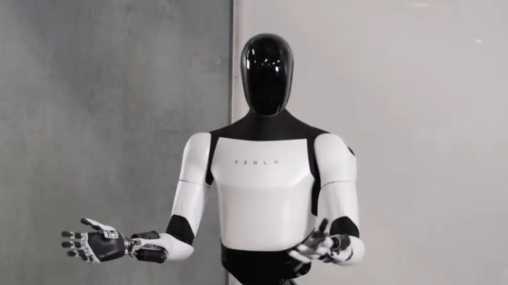 El robot humanoide de Tesla presentado con el Cybercab era controlado