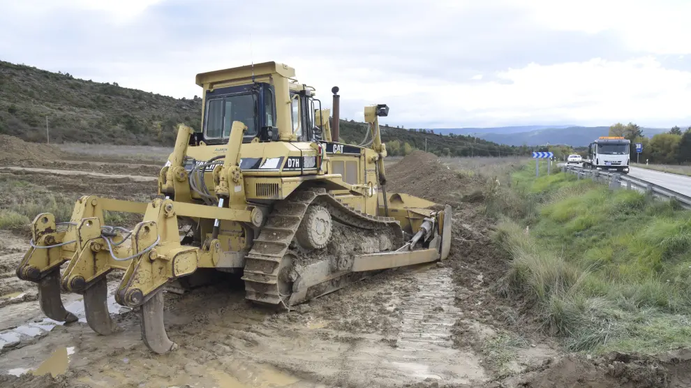 Máquinas trabajando en la construcción de obras de drenaje transversal del tramo Lanave-Sabiñánigo de la futura A-23, junto a la N-330.