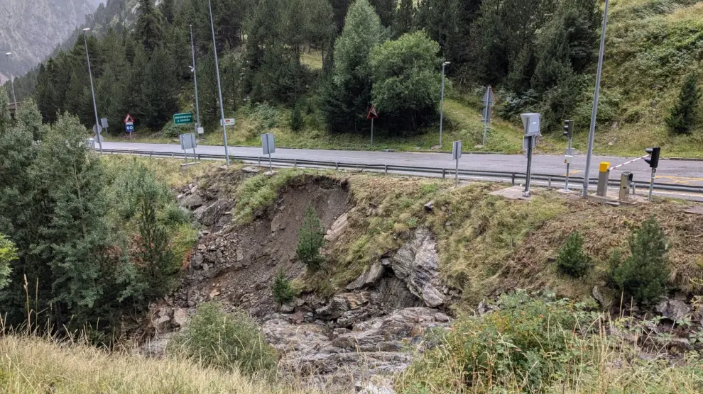 Daños en el talud de la carretera que conduce a la frontera de Bielsa por la riada de septiembre.