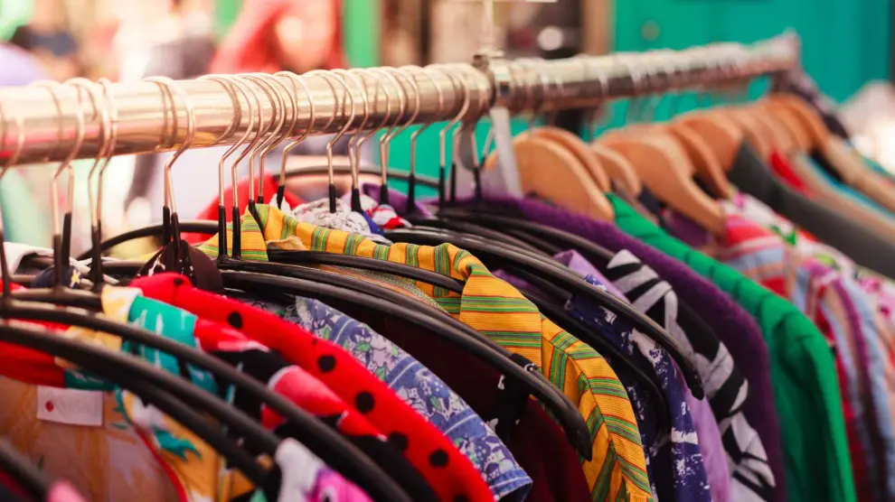 Macromercadillo de ropa de marca en Zaragoza chollos y como funciona la compra a peso
