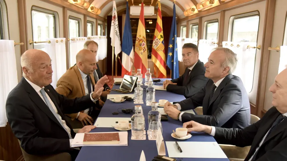 El presidente del Gobierno de Aragón, Jorge Azcón, y el del Nueva Aquitania, Alain Rousset, firmaron en julio una declaración conjunta para la continuidad del proyecto de reapertura de la línea ferroviaria internacional Zaragoza-Canfranc-Pau