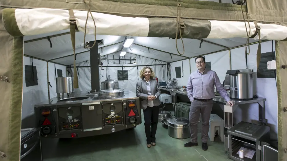 Imagen de archivo de las cocinas de campaña de Arpa, similares a las que viajarán a Alacuás. La empresaria Clara Arpa, en el centro de la fotografía.