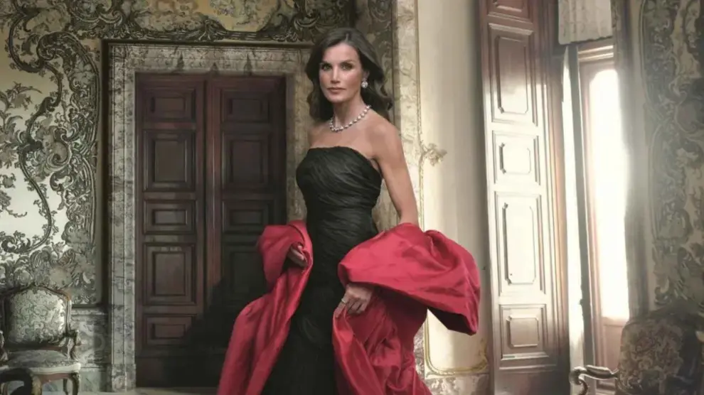 Así es el vestido que lleva la reina Letizia en el retrato de Annie  Leibovitz a los Reyes de España