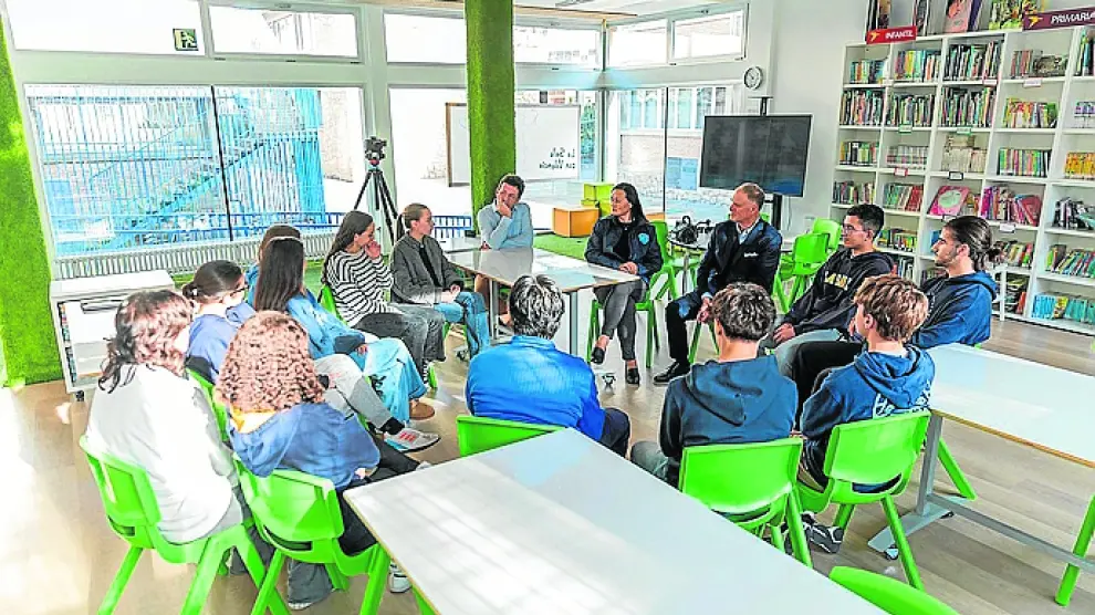 Alumnado americano, en en una clase celebrada en la biblioteca del colegio.