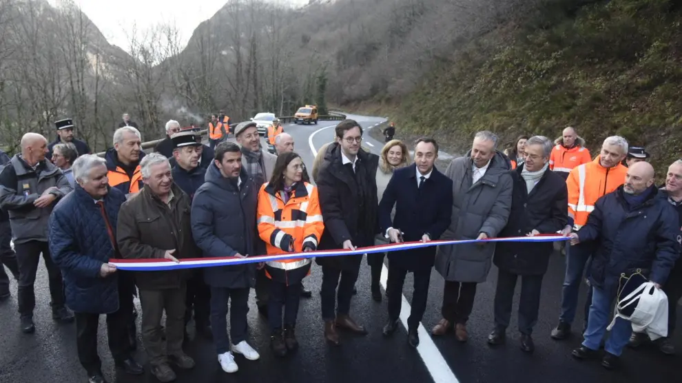 Corte de cinta inaugural de las obras de la carretera del Somport en el lado francés.