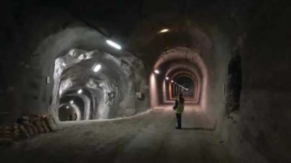 Imagen del interior del antiguo túnel ferroviario de Somport y una de sus galerías.