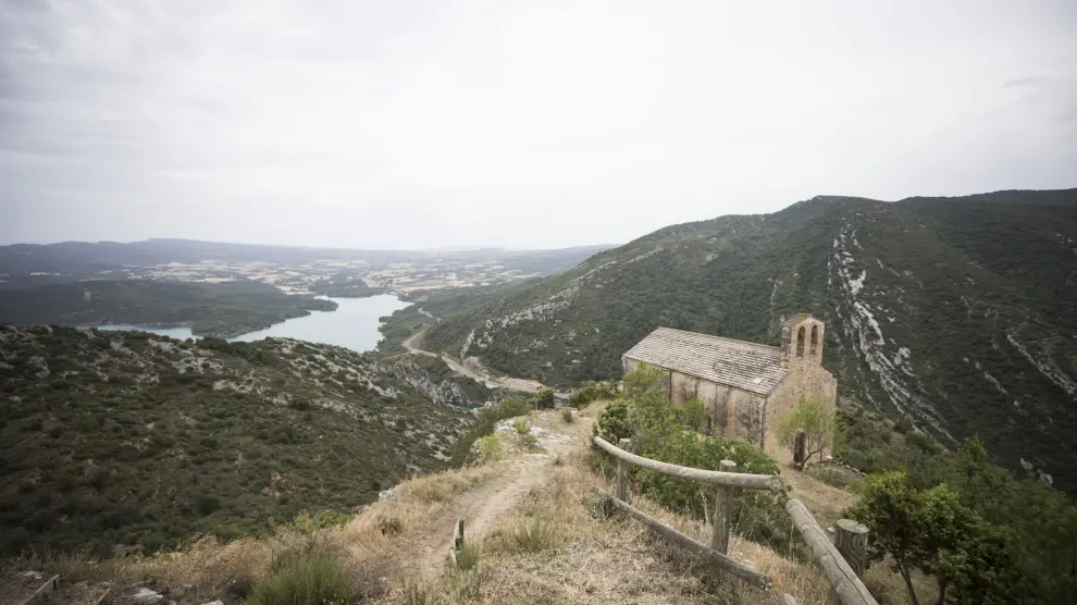 <b>Doble protección.</b> Panorámica de La Puebla de Castro, cuya corporación no solo ha modificado su Plan General para evitar grandes proyecto de renovables sino impedir placas solares flotantes en el embalse de Barasona.