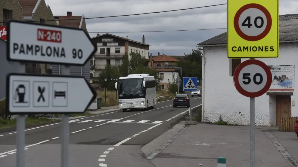 Tráfico en Puente la Reina, en el tramo pendiente de su conversión en autovía.