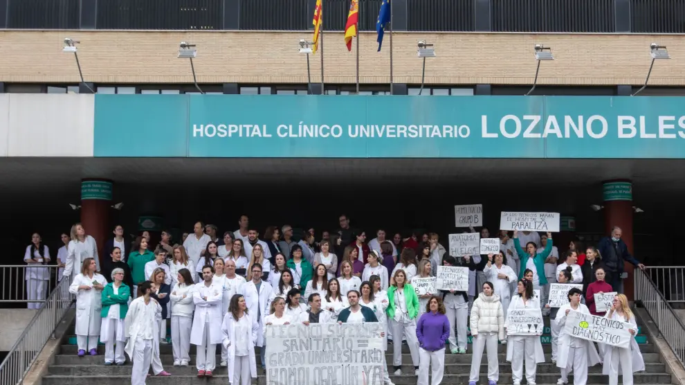 Los técnicos superiores sanitarios del Clínico de Zaragoza, en una protesta este jueves frente al hospital.