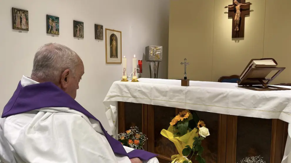 El Vaticano difundió este domingo la primera foto del papa desde su hospitalización.