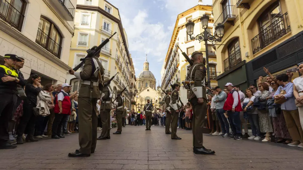 Retreta militar por el centro de Zaragoza.