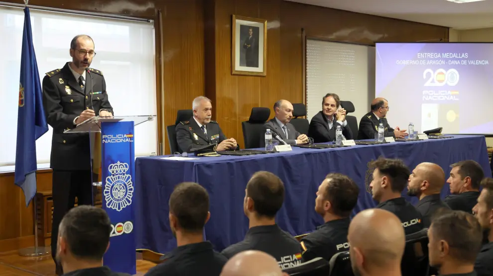 Homenaje del Gobierno de Aragón a los agentes de la Policía Nacional por su labor en la dana