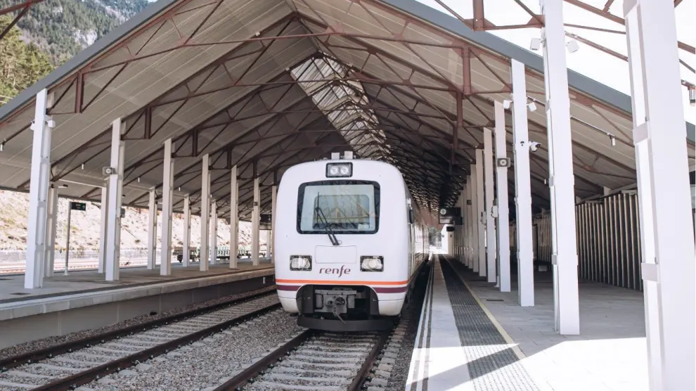 Tren en pruebas en la estación internacional de Canfranc tras la renovación completa de la línea hasta Huesca.