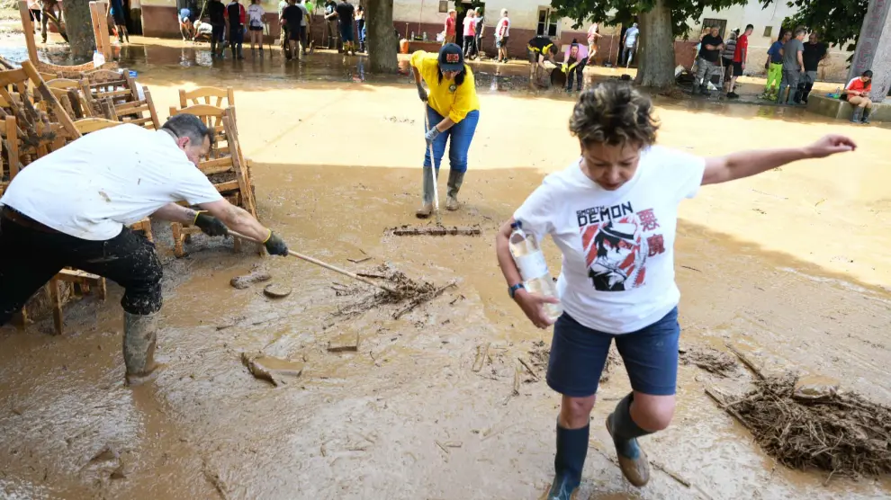 Vecinos de Azuara trabajan este domingo para limpiar el pueblo tras las inundaciones causadas por las tormentas