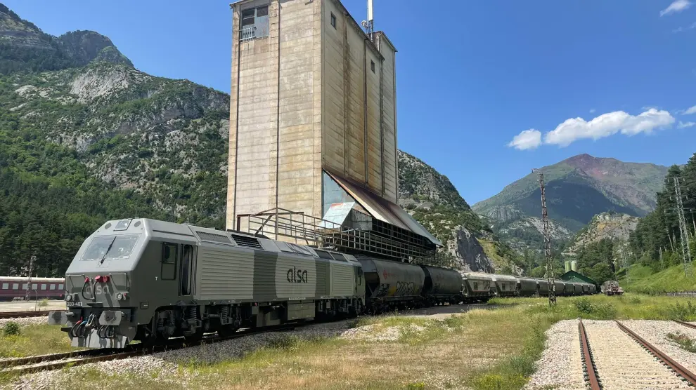 El tren de mercancías de la tracción Alsa Rail y gestionada por Transcanfranc ha llegado este miércoles a Canfranc y saldrá el jueves a las 11.00 von destino a empresas aragonesas en Sariñena y Zuera.