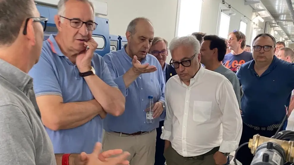 Javier Rincón -a la derecha- ha visitado la nueva explotación de Cincaporc en Argente.