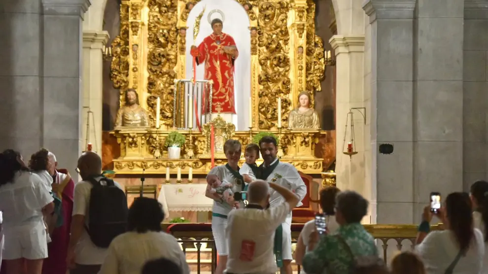 Acto de bendición de los niños en la iglesia de San Lorenzo.