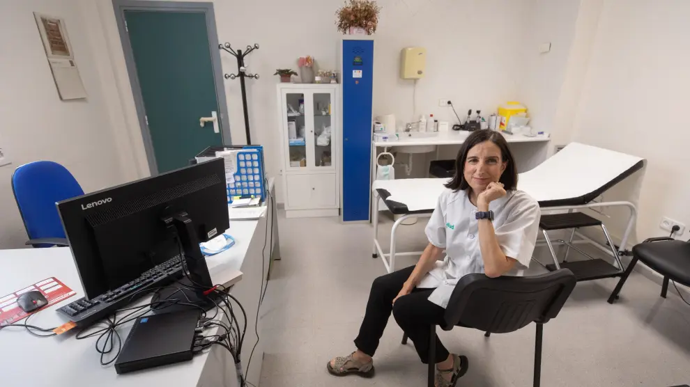 María Pilar Astier-Peña en su consulta del centro de salud Universitas de Zaragoza