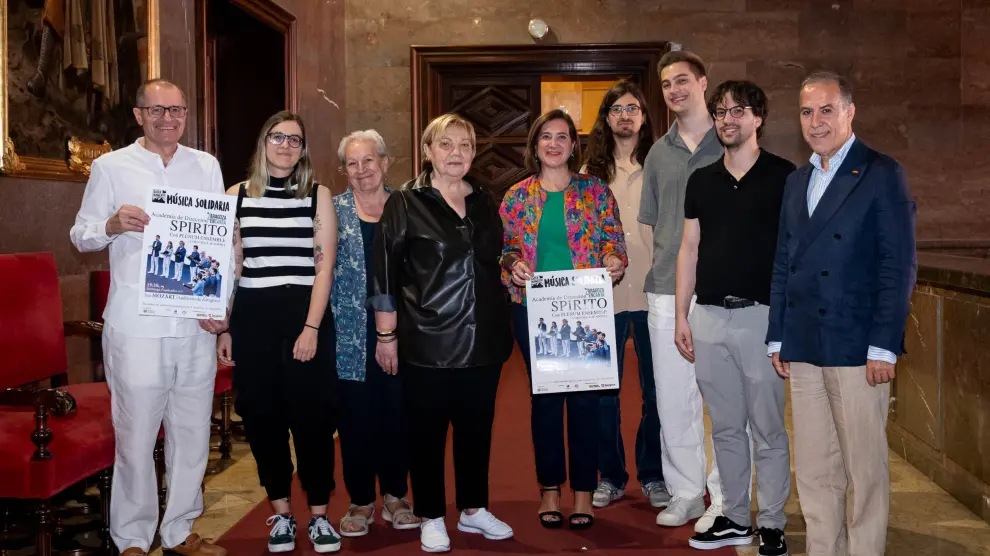 Los organizadores y directores musicales del concierto, junto a Sara Fernández. 