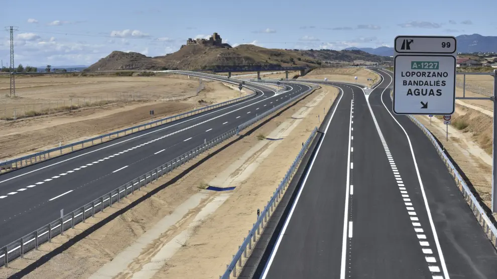 Los operarios están dando los retoques finales al tramo Huesca-Siétamo, el último pendiente de toda la autovía -A-22 a Lérida, que se abrirá en pocos días.