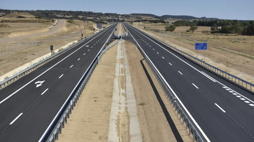 Los operarios están dando los retoques finales al tramo Huesca-Siétamo, el último pendiente de toda la autovía -A-22 a Lérida, que se abrirá en pocos días.
