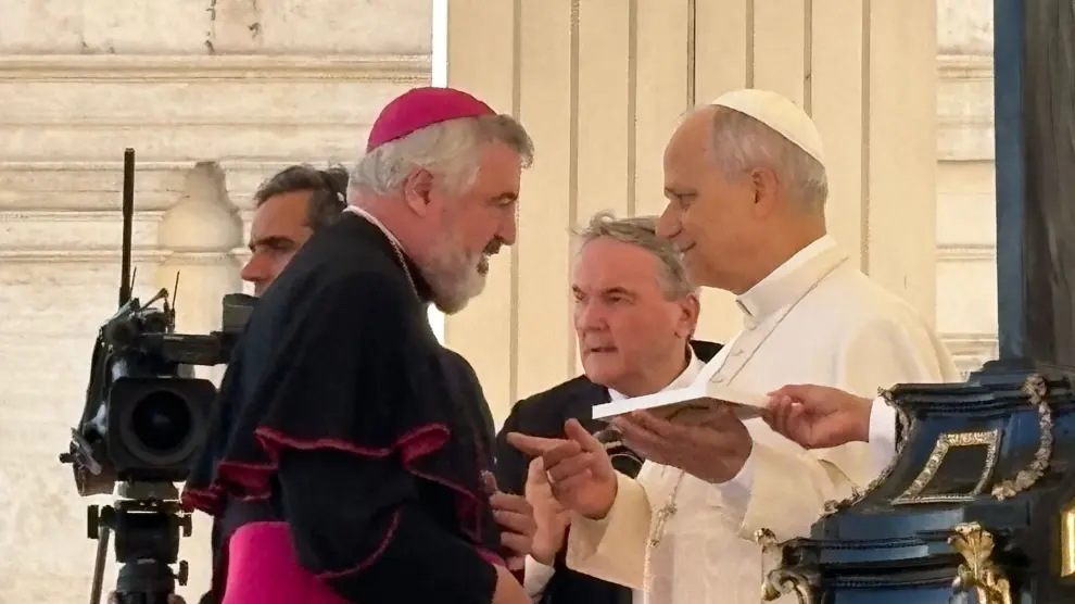 El Papa habla con Carlos Escribano, arzobispo de Zaragoza, durante la visita de la delegación aragonesa al Vaticano.