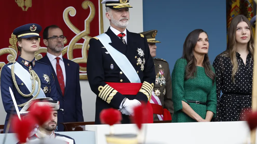 Así van vestidos los Reyes, la princesa Leonor y la infanta Sofía en el  desfile del 12 de Octubre